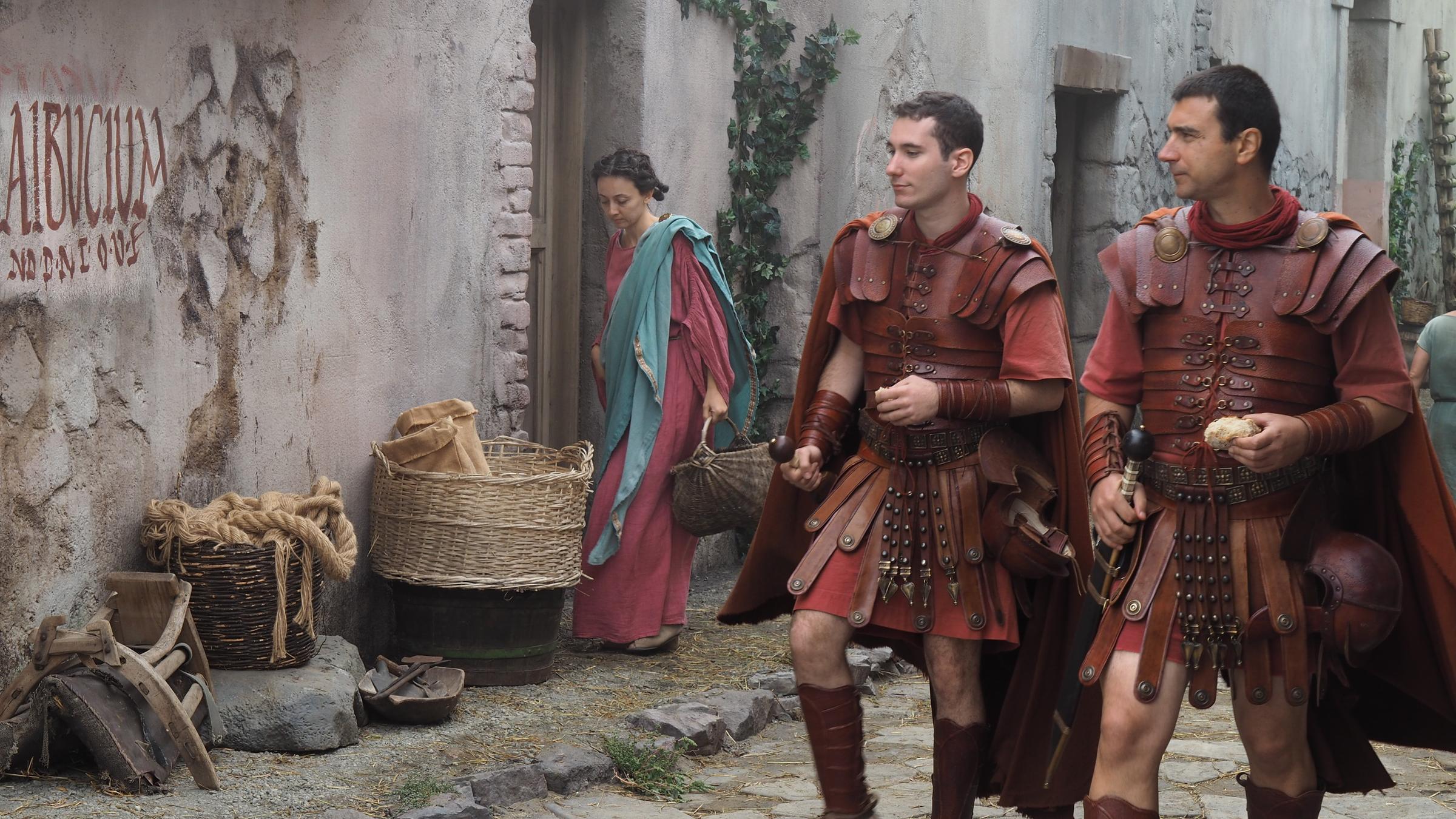 "Terra X: Der letzte Tag von Pompeji": Zwei Legionäre flanieren durch die Straßen Pompejis.