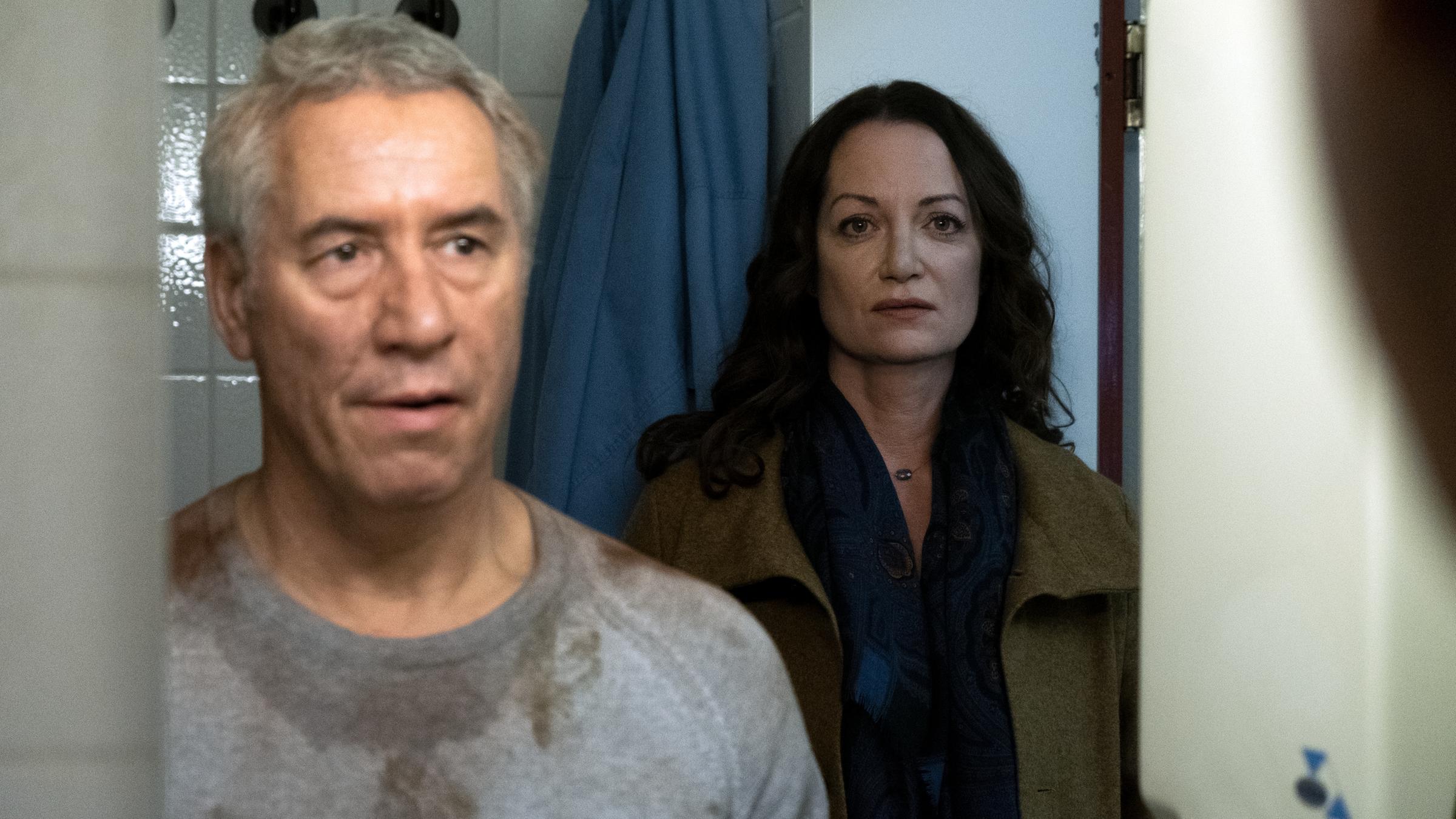 "Unter anderen Umständen - Über den Tod hinaus": Hamm (Ralph Herforth) und Jana (Natalia Wörner) stehen vor einem Spiegel hintereinander. Hamm trägt ein verdrecktes Sweatshirt.