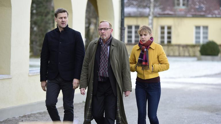 "München Mord - Was vom Leben übrig bleibt": Harald Neuhauser (Marcus Mittermeier), Ludwig Schaller (Alexander Held) und Angelika Flierl (Bernadette Heerwagen) laufen nebeneinander auf dem Friedhofsgelände.