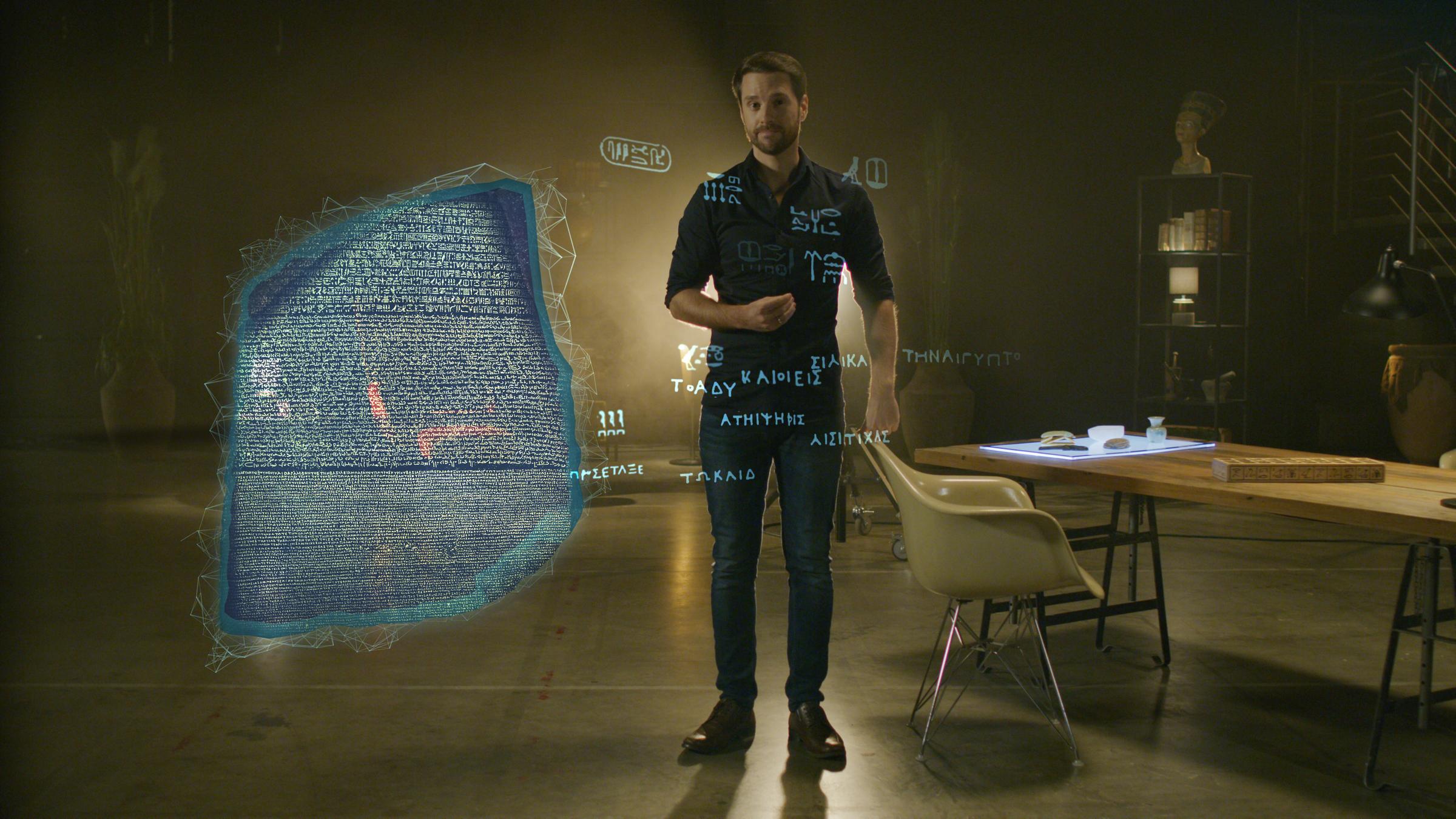 "Terra X: Eine kurze Geschichte über... Das Alte Ägypten": Moderator Mirko Drotschmann steht neben einer animierten Grafik des Steins von Rosette.