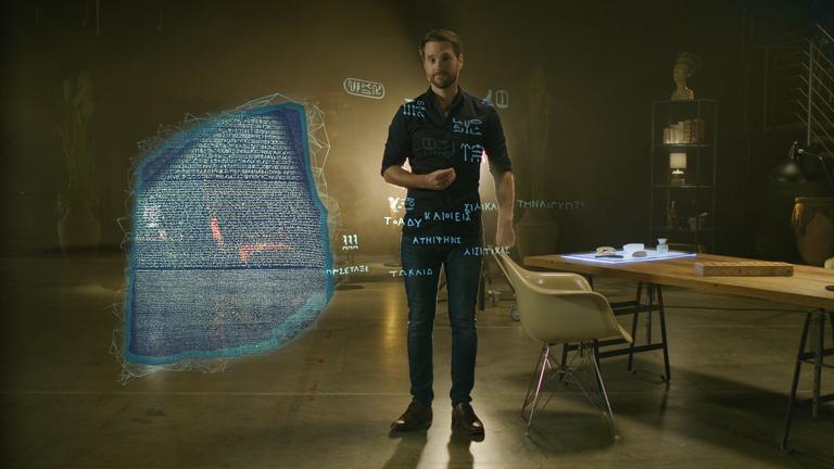 "Terra X: Eine kurze Geschichte über... Das Alte Ägypten": Moderator Mirko Drotschmann steht neben einer animierten Grafik des Steins von Rosette.