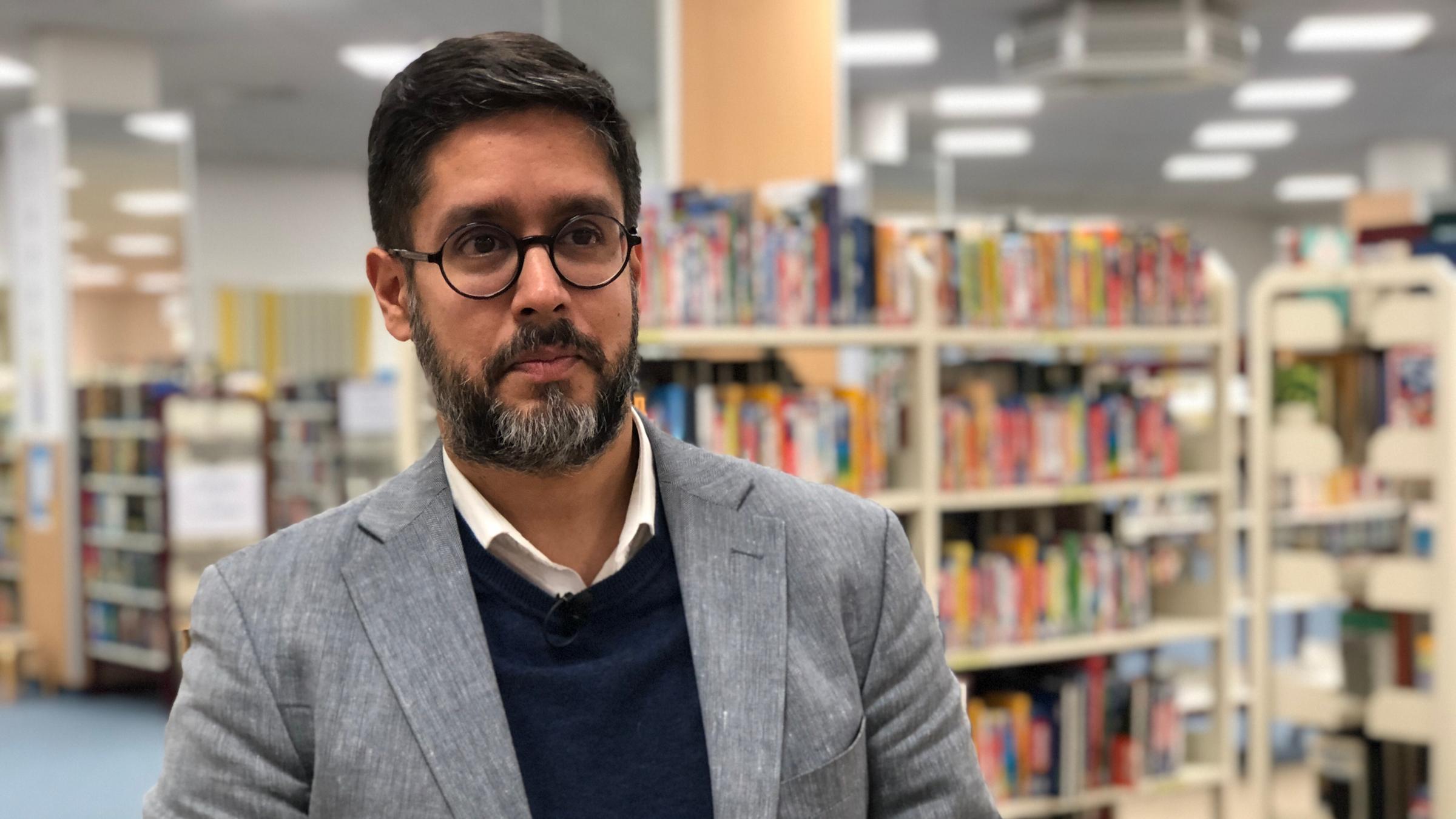 "Mehr Zensur wagen? – Der Kampf gegen Hass im Netz": Der ehemalige Spiegel-Journalist Hasnain Kazim beim Interview.