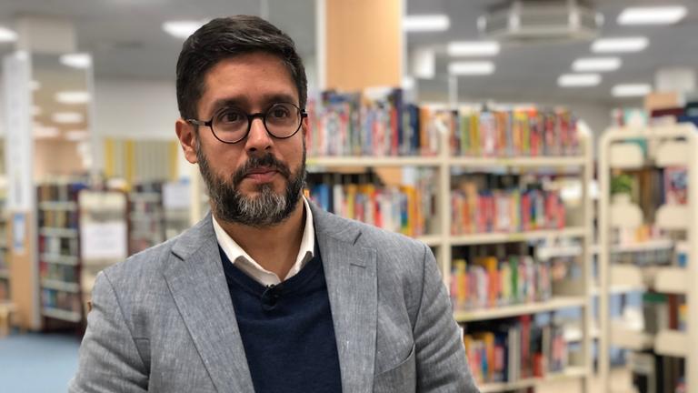 "Mehr Zensur wagen? – Der Kampf gegen Hass im Netz": Der ehemalige Spiegel-Journalist Hasnain Kazim beim Interview.