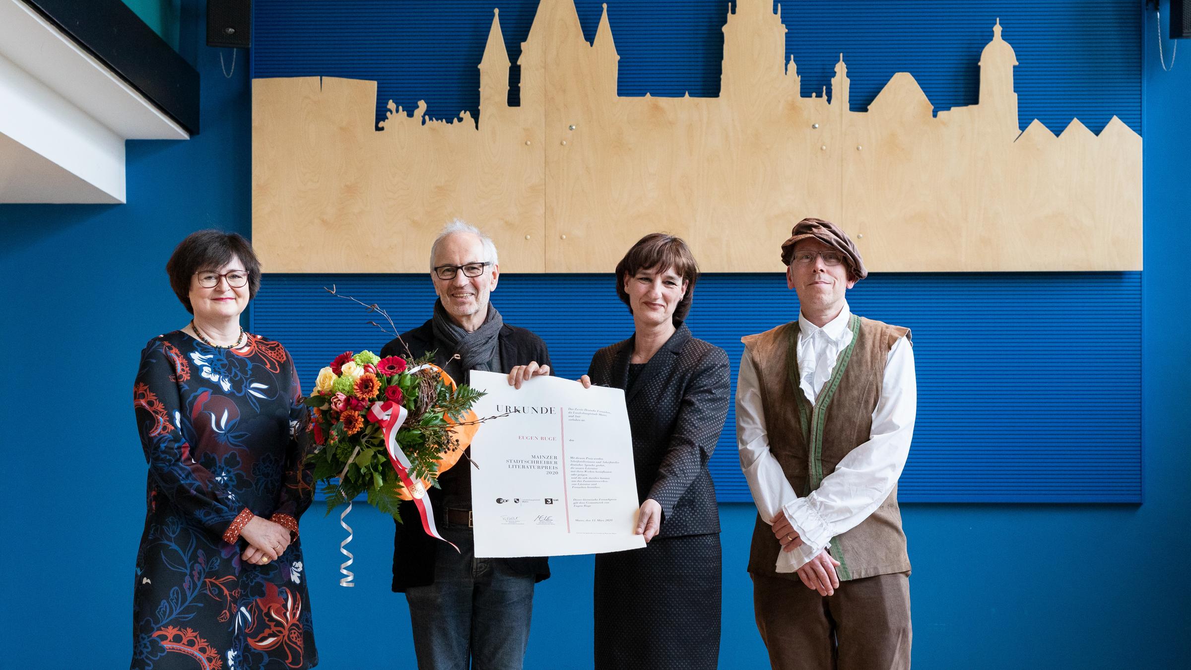 Anne Reidt (l.), Leiterin der Hauptredaktion Kultur im ZDF, und die Mainzer Kulturdezernentin Marianne Grosse (2. v. r.) hießen den neuen Stadtschreiber Eugen Ruge willkommen.  Darsteller als Johannes Gutenberg (r.)