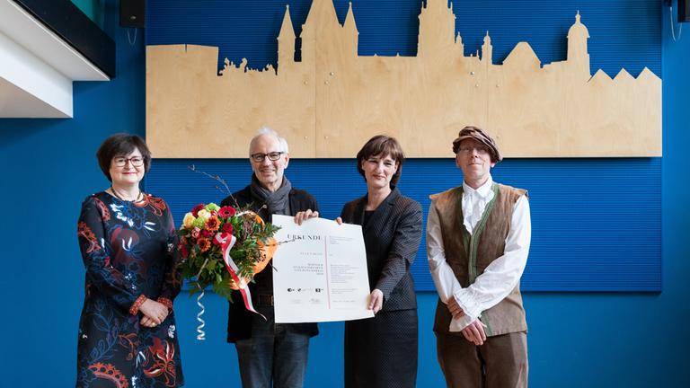 Anne Reidt (l.), Leiterin der Hauptredaktion Kultur im ZDF, und die Mainzer Kulturdezernentin Marianne Grosse (2. v. r.) hießen den neuen Stadtschreiber Eugen Ruge willkommen.  Darsteller als Johannes Gutenberg (r.)