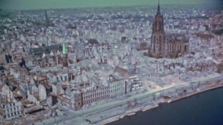 "Deutschland von oben - 1945" Luftaufnahme von Frankfurt am Main, 1945, Blick auf den Dom in der zerstörten Stadt.