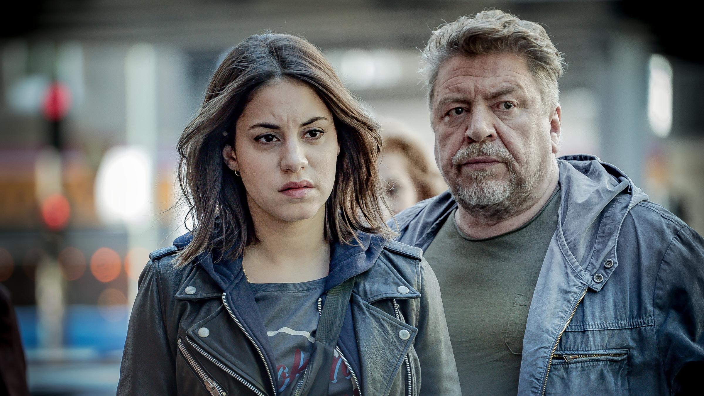 "Der Gute Bulle - Friss oder stirb": Dakota (Almila Bagriacik) steht vor Fredo Schulz (Armin Rohde).