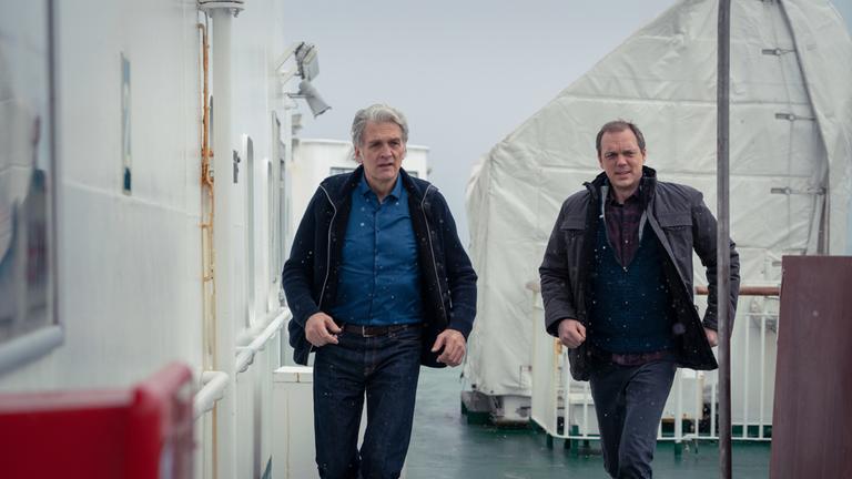 "Der Kommissar und das Meer - Auf dunkler See": Robert (Walter Sittler) und Thomas (Andy Gätjen) rennen über das Deck der Fähre.