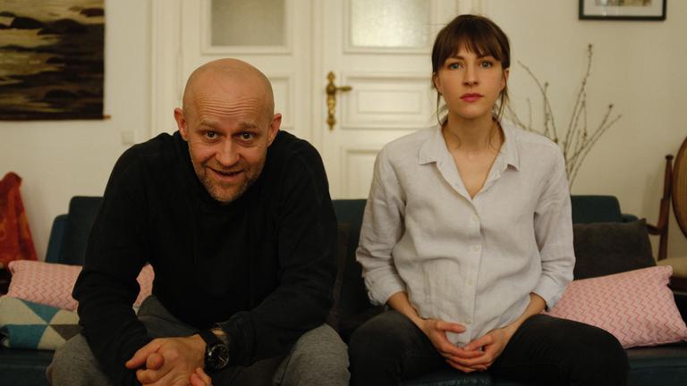 "Liebe. Jetzt! - Plötzlich Paar": Thorsten (Jürgen Vogel) und seine Freundin Jana (Natalia Belitski) sitzen vor dem Laptop und führen per Videochat ein Gespräch mit der Paartherapeutin, um ihre Beziehungsprobleme in den Griff zu bekommen.
