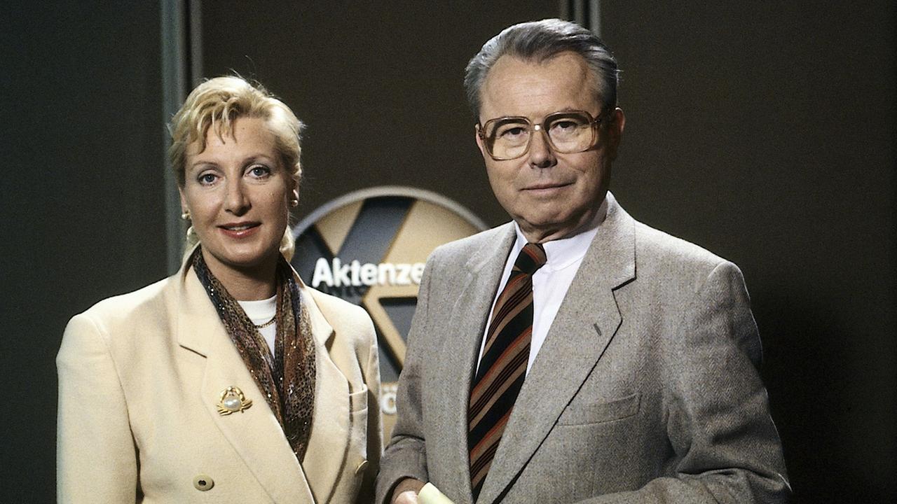 Porträt Sabine Zimmmermann und Eduard Zimmermann vor dem "Aktenzeichen XY ... ungelöst"-Logo 1994