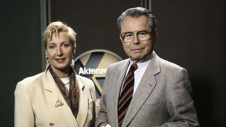 Porträt Sabine Zimmmermann und Eduard Zimmermann vor dem "Aktenzeichen XY ... ungelöst"-Logo 1994
