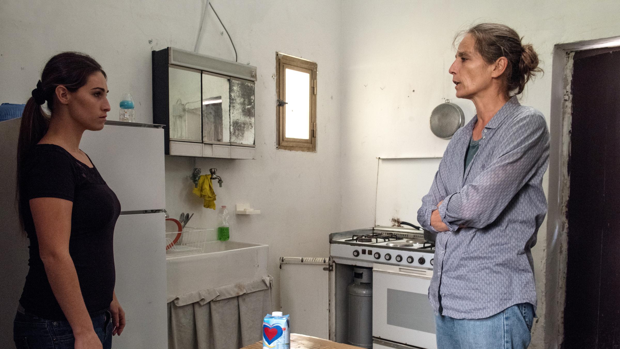 "L'intrusa - Der Eindringling": In einer Küche stehen sich Maria (Valentina Vannino) und Giovanna (Raffaella Giordano) an einem Tisch gegenüber.