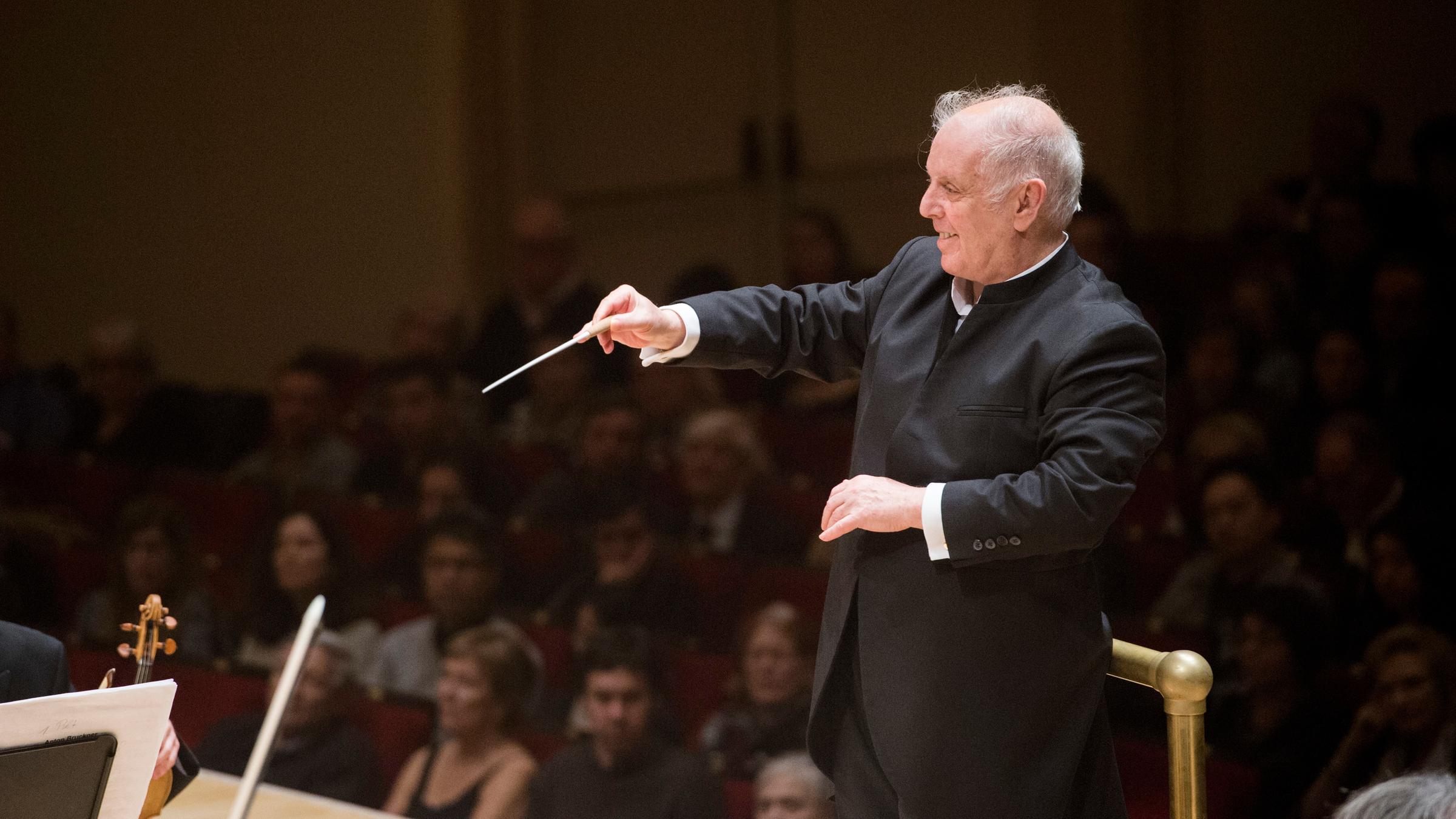 Großaufnahme von Daniel Barenboim beim Dirigieren