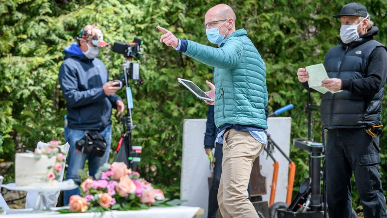 "ZDF-Fernsehgarten": Drei Mitarbeiter bei den Vorbereitungen im Studiobereich. Sie tragen Mundschutzmasken.