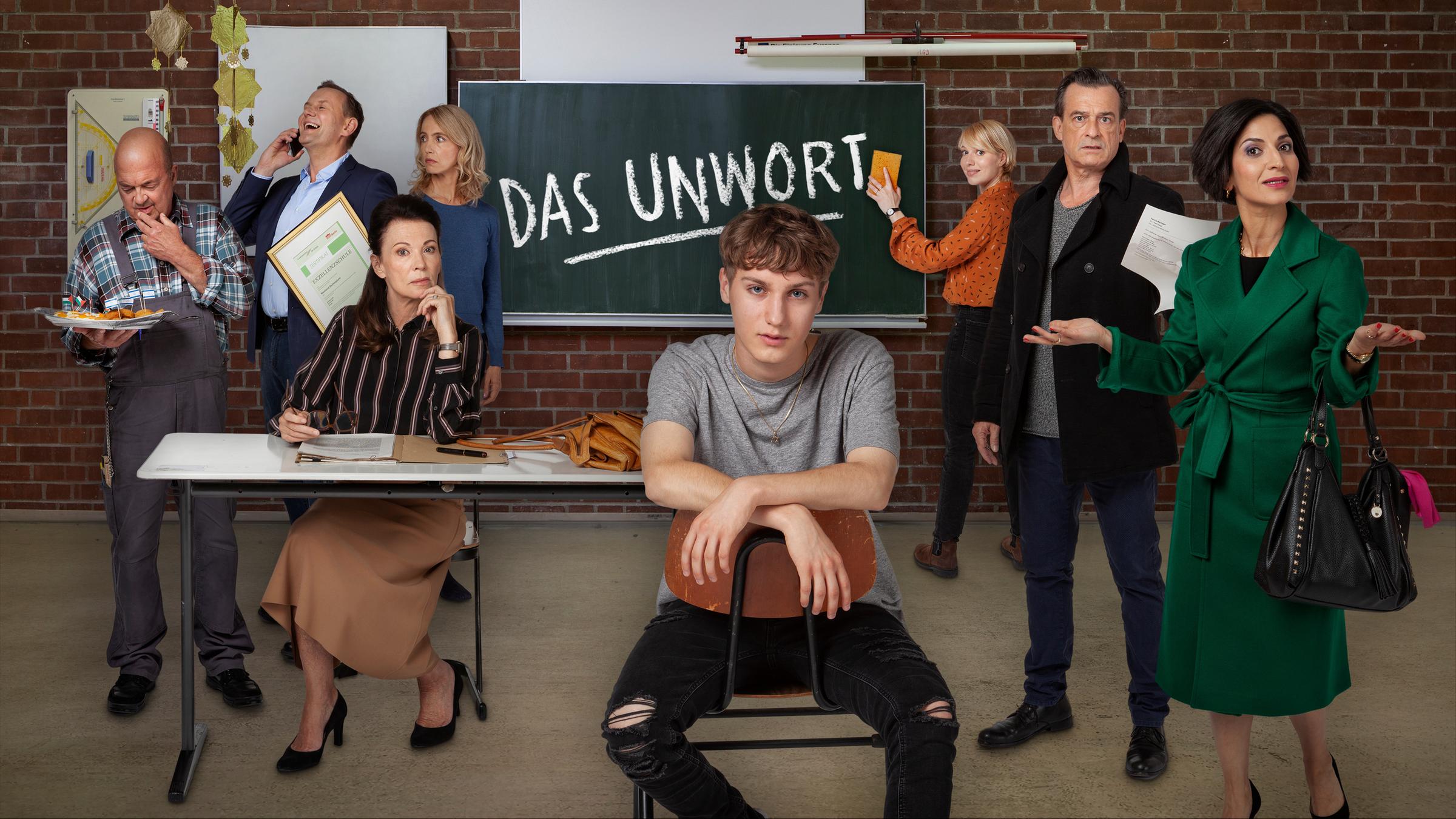 "Das Unwort" - Key Visual: Herr Eichmann (Florian Martens), Direktor Stege (Devid Striesow), Frau Dr. Nüssen-Winkelmann (Iris Berben), Valerie Berlinger (Ursina Lardi), Max Berlinger (Samuel Benito), Annika Ritter (Anna Brüggemann), Simon Berlinger (Thomas Sarbacher), Majan Marschner Merizade (Neda Rahmanian)