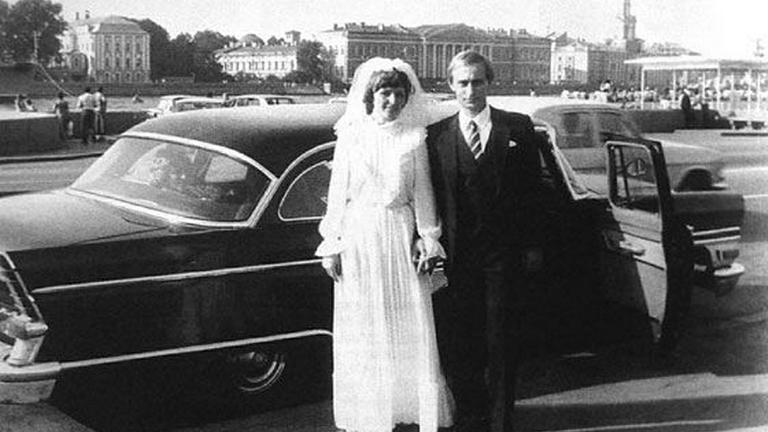 "Putin: Putins Russland - Vom Spion zum Präsidenten": Schwarz-Weiß-Aufnahme von Wladimir Putin und seiner Frau Ljudmila am Tag ihrer Hochzeit vor einer schwarzen Limousine.