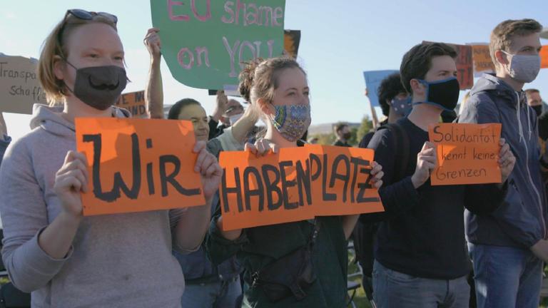 "Generation Greta": Junge Menschen auf einer Demonstration. Im Vordergrund zwei junge Frauen, die Plakate mit der Aufschrift "Wir haben Platz" halten.