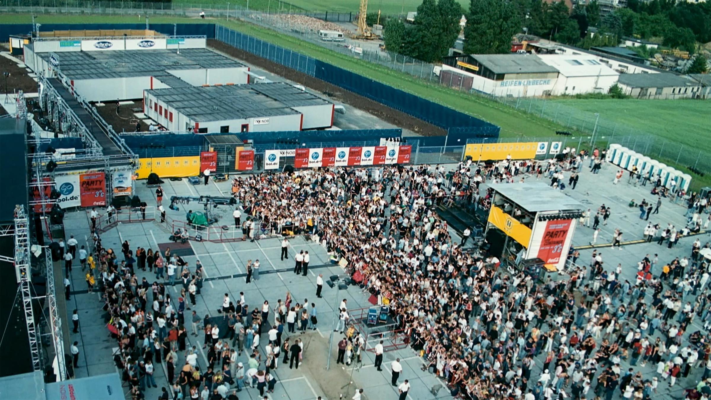 "Die 2000er - Jahrzehnt der Spaltung: 2000-2001 - Terrorkrieg und TV-Trash": Viele Menschen versammeln sich auf einem Gelände.