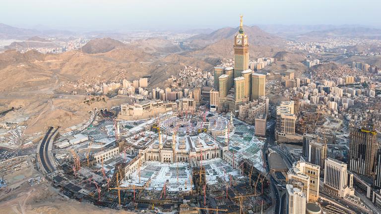 "Terra X: Geheimnis Saudi-Arabien": Luftansicht der Großen Moschee von Mekka mit den umliegenden Gebäuden.