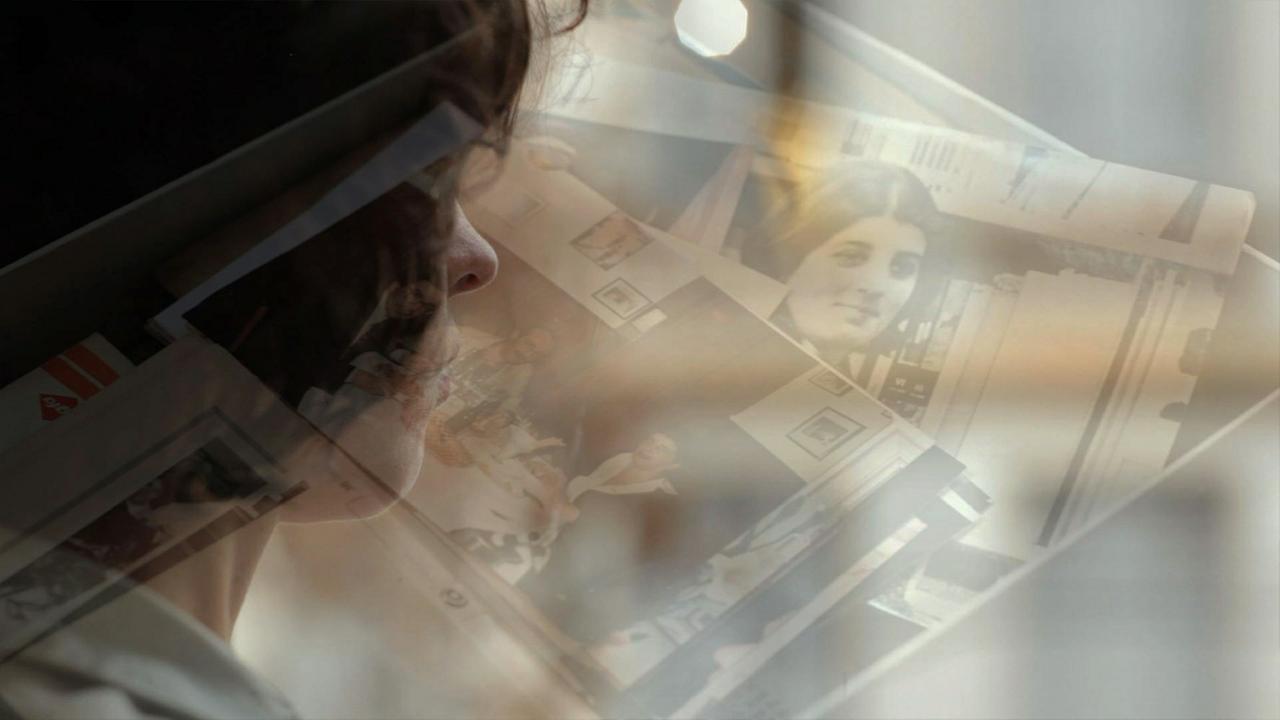 "The Poets Visit Juana Bignozzi": Mercedes Halfon betrachtet Fotos von Juana Bignozzi.