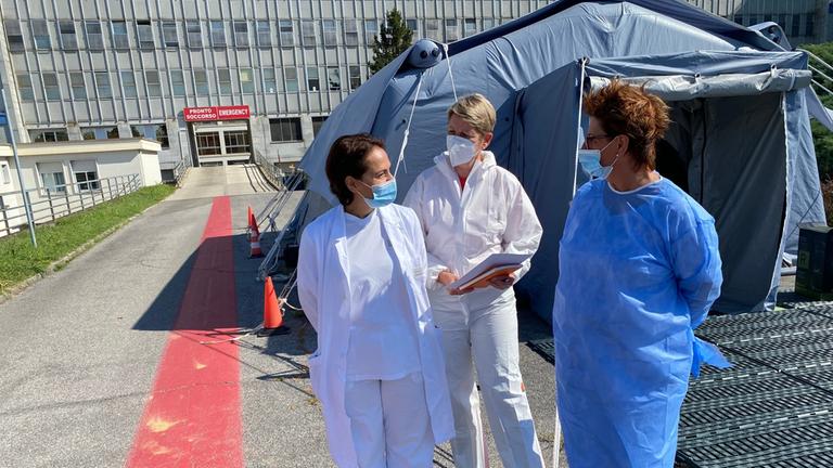 "ZDFzoom - Der europäische Patient - Wie ein Virus unseren Kontinent verändert": Krankenschwester Francesca Mangiatordi, ZDF-Reporterin Anne Gellinek und Krankenschwester Elena Pagliarini im Krankenhaus von Cremona.