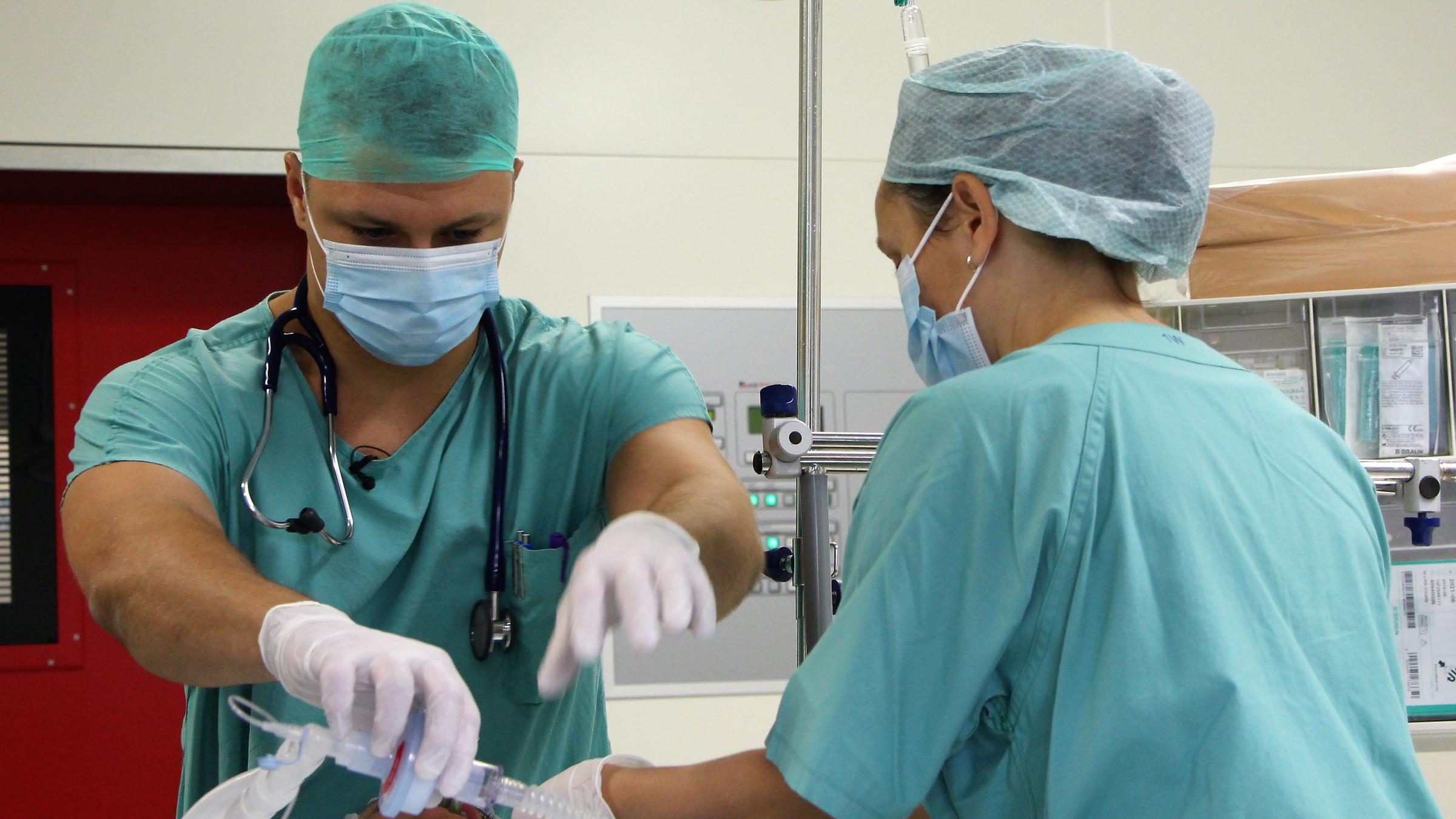 "ZDF.reportage: Notfall Krankenhaus - Ärzte dringend gesucht": Dr. Dimitro Z. und eine Kollegin operieren einen Patienten.