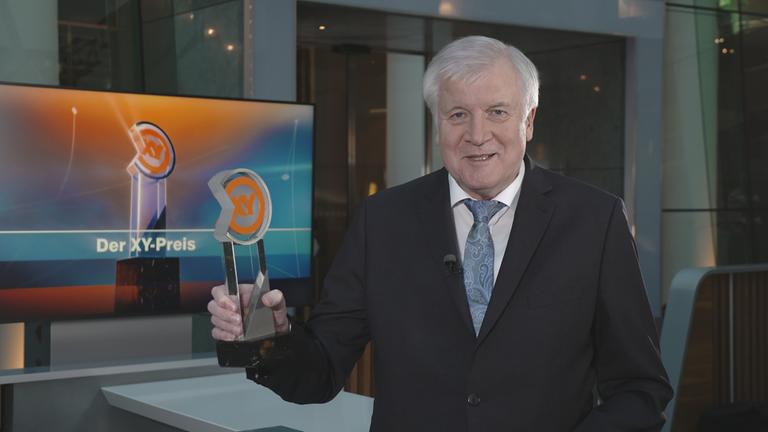 "Aktenzeichen XY ... ungelöst - XY-Preisverleihung 2020": Bundesinnenminister Horst Seehofer mit Trophäe