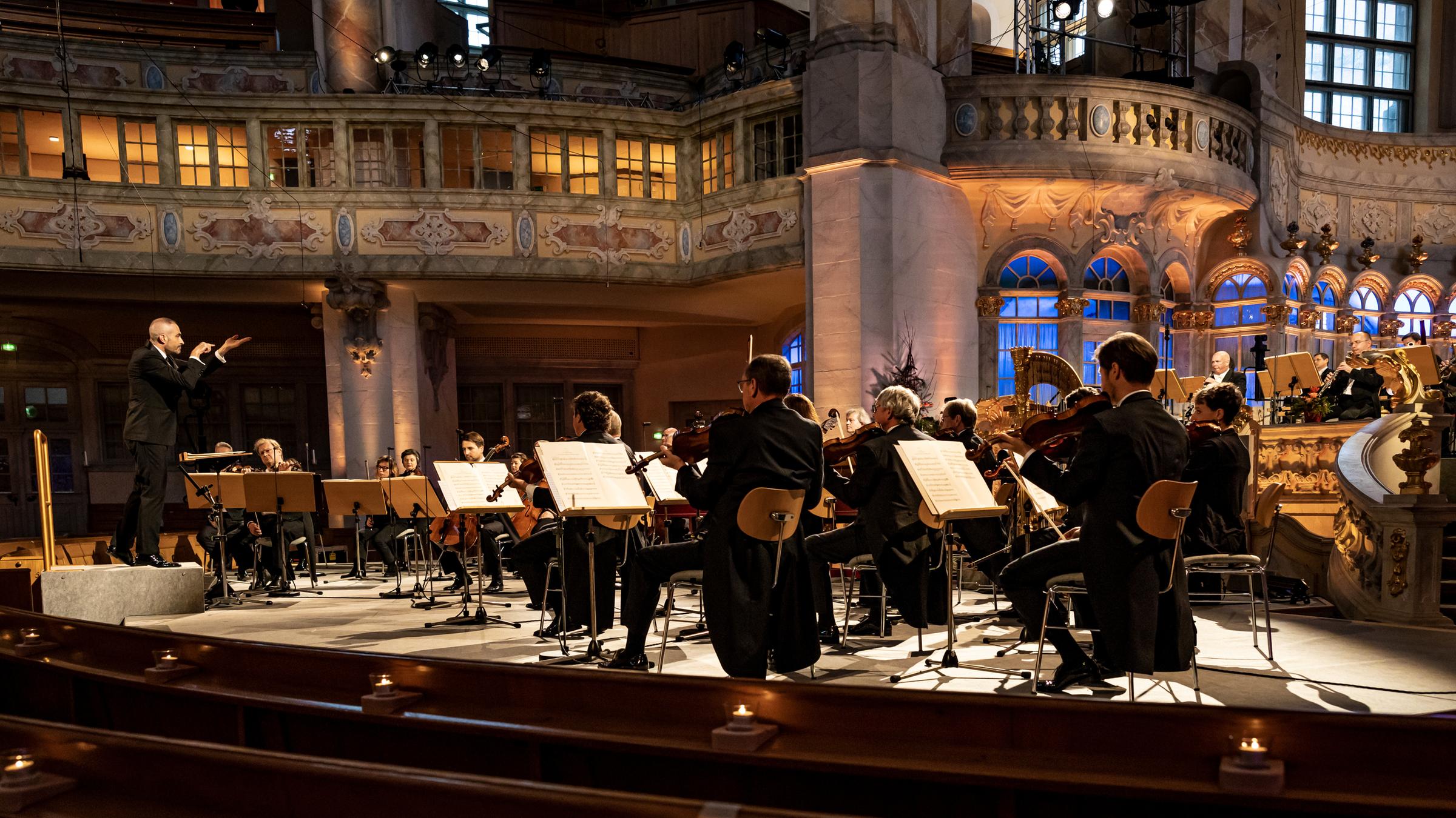 "Adventskonzert aus Dresden": Dirigent Antonello Manacorda und Staatskapelle Dresden.