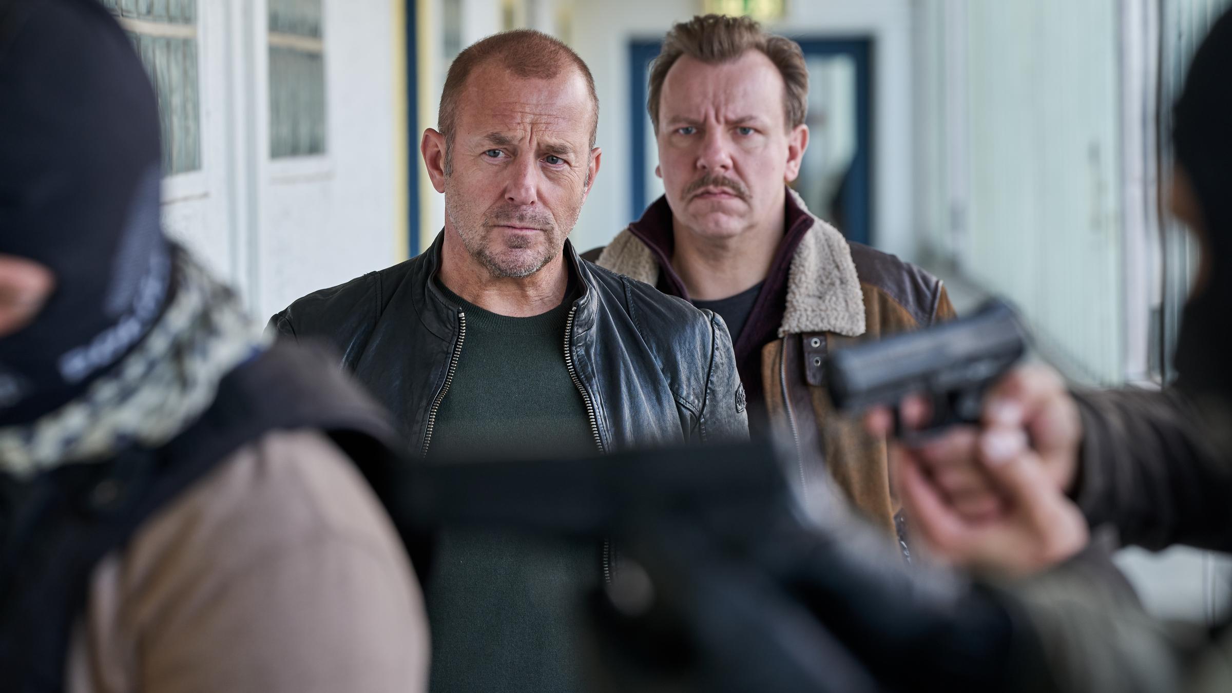 "Die Spur der Mörder": Im Treppenhaus. Ingo Thiel (Heino Ferch) und Winnie (Ronald Kukulies) stehen hinter dem SEK- Einsatzkommando, dessen Männer ihre Waffen bereithalten.