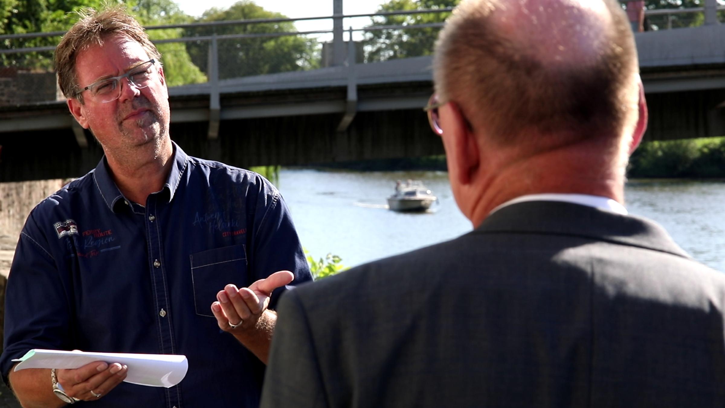 "WISO-Dokumentation: Die Schadensfalle - wenn Versicherungen tricksen": Autor Andreas Baum spricht mit einem Versicherungsmakler.