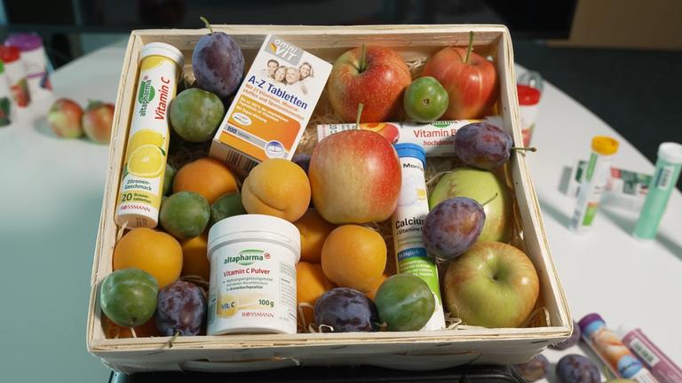  "WISO-Dokumentation: Schön, schlank, stark - Das Milliardengeschäft mit Nahrungsergänzungsmitteln": Verschiedene Nahrungsergänzungsmittel in einem Obstkorb.