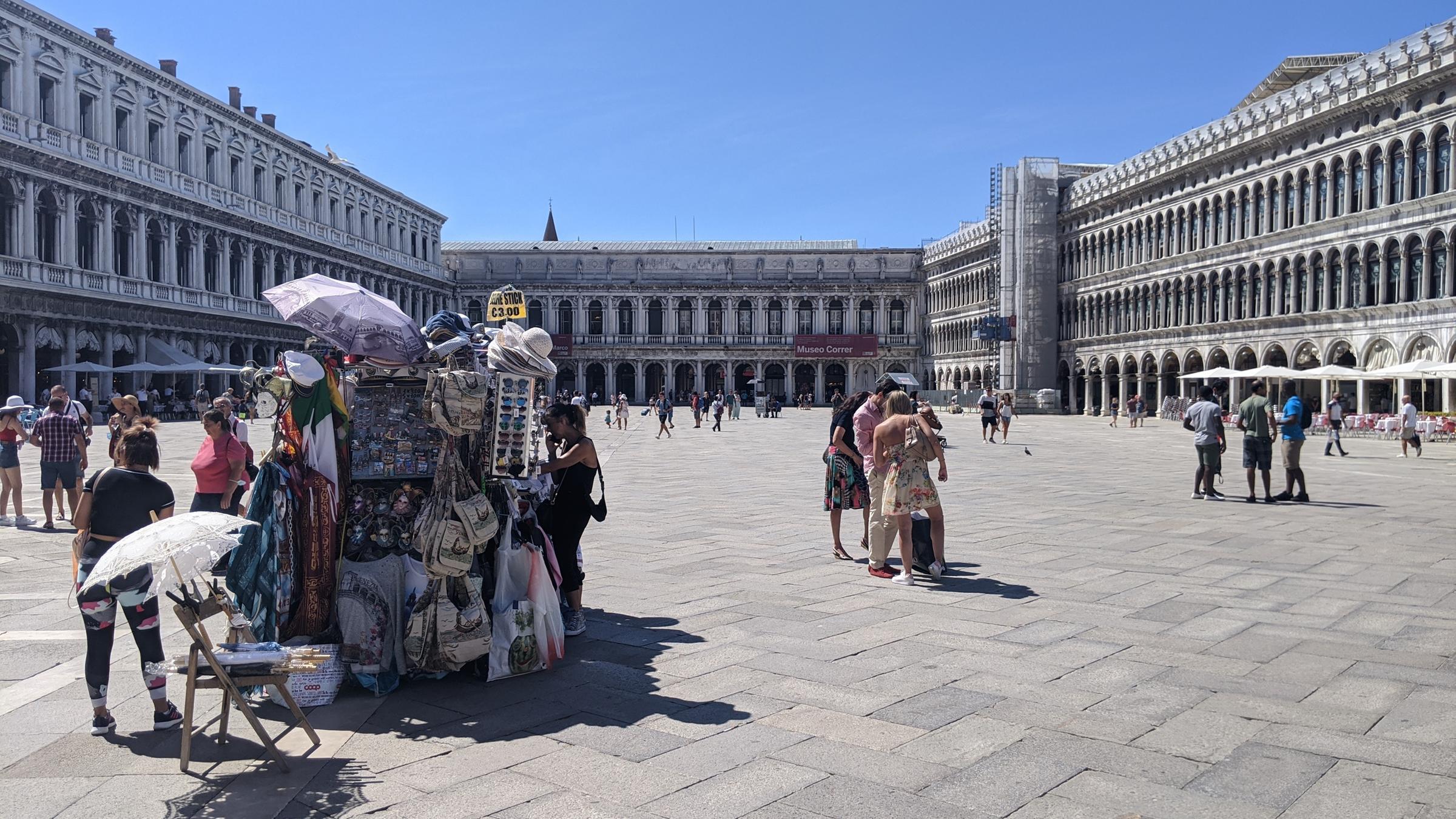 "planet e.: Reiselust, Reisefrust – Tourismus nach Corona": Blick auf den fast leeren Markusplatz in Venedig.