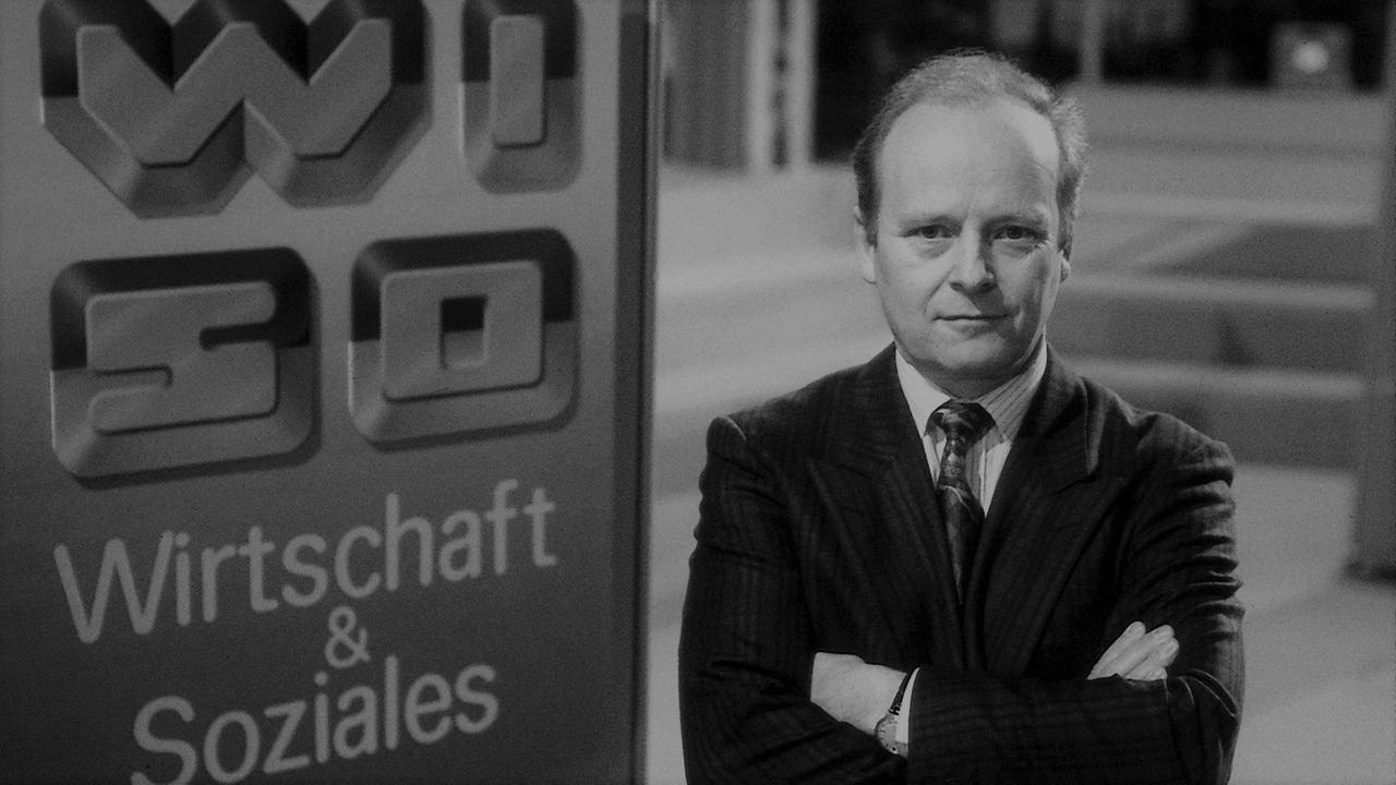 Michael Jungblut steht neben einer WISO-Tafel am Alten Hamburger Bahnhof in Berlin (12.11.1990)