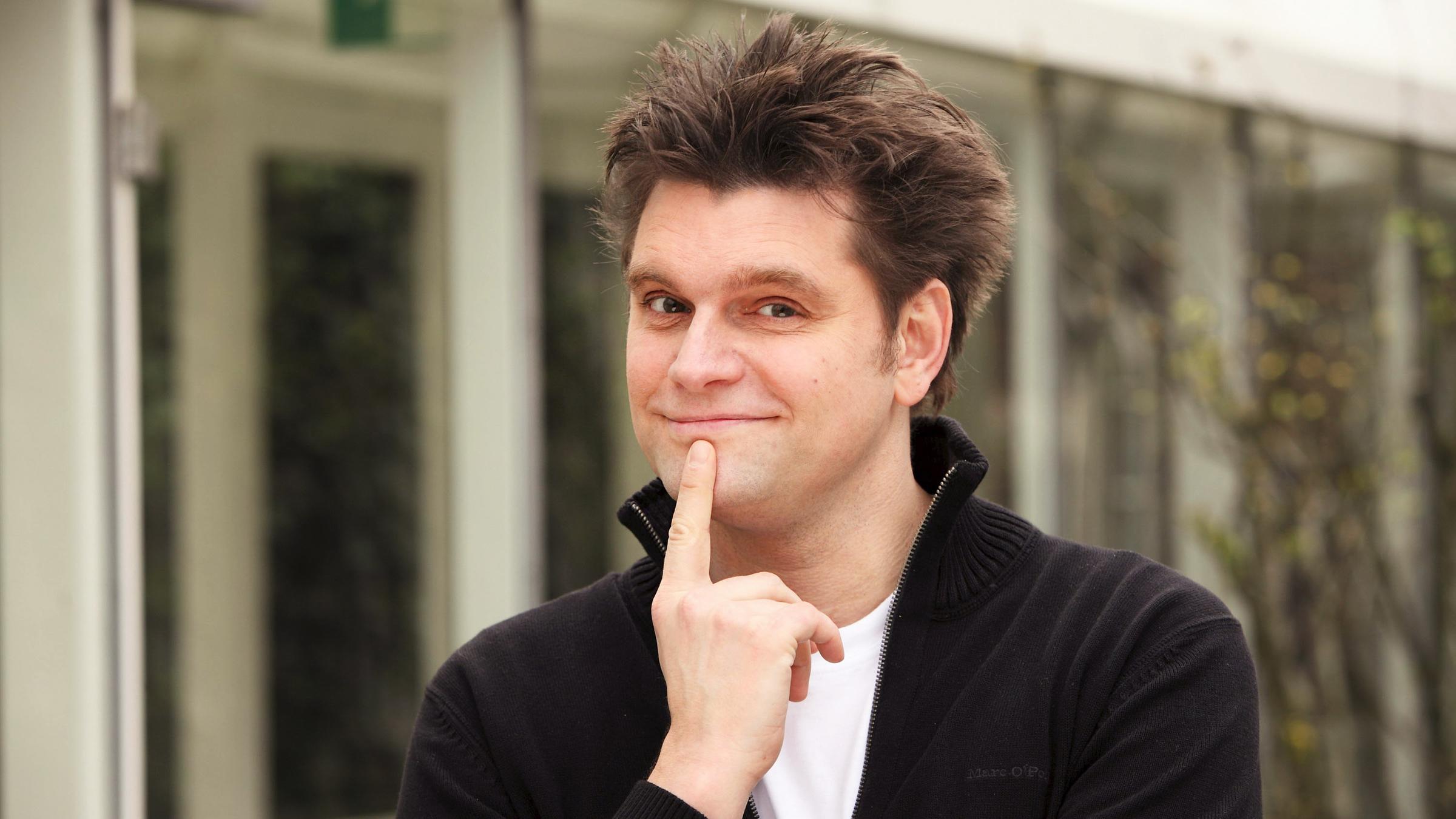 "heute-show spezial": Lutz van der Horst lächelt in die Kamera.