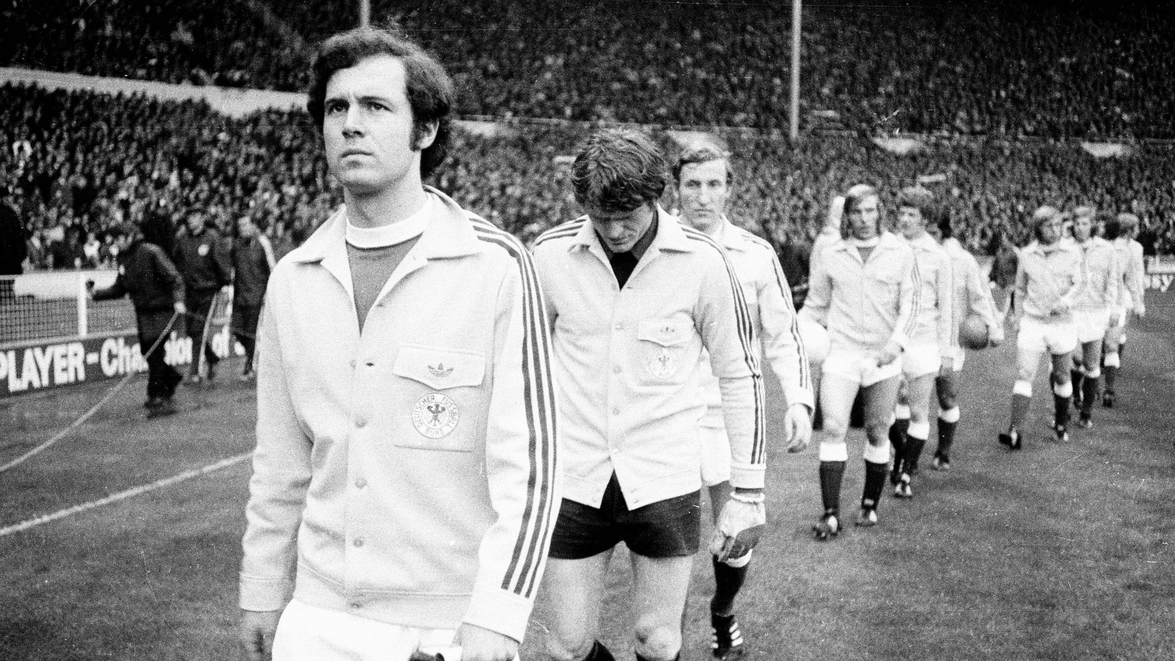 Einmarsch der DFB-Gladiatoren in Wembley, angeführt von Frank Beckenbauer und Sepp Maier