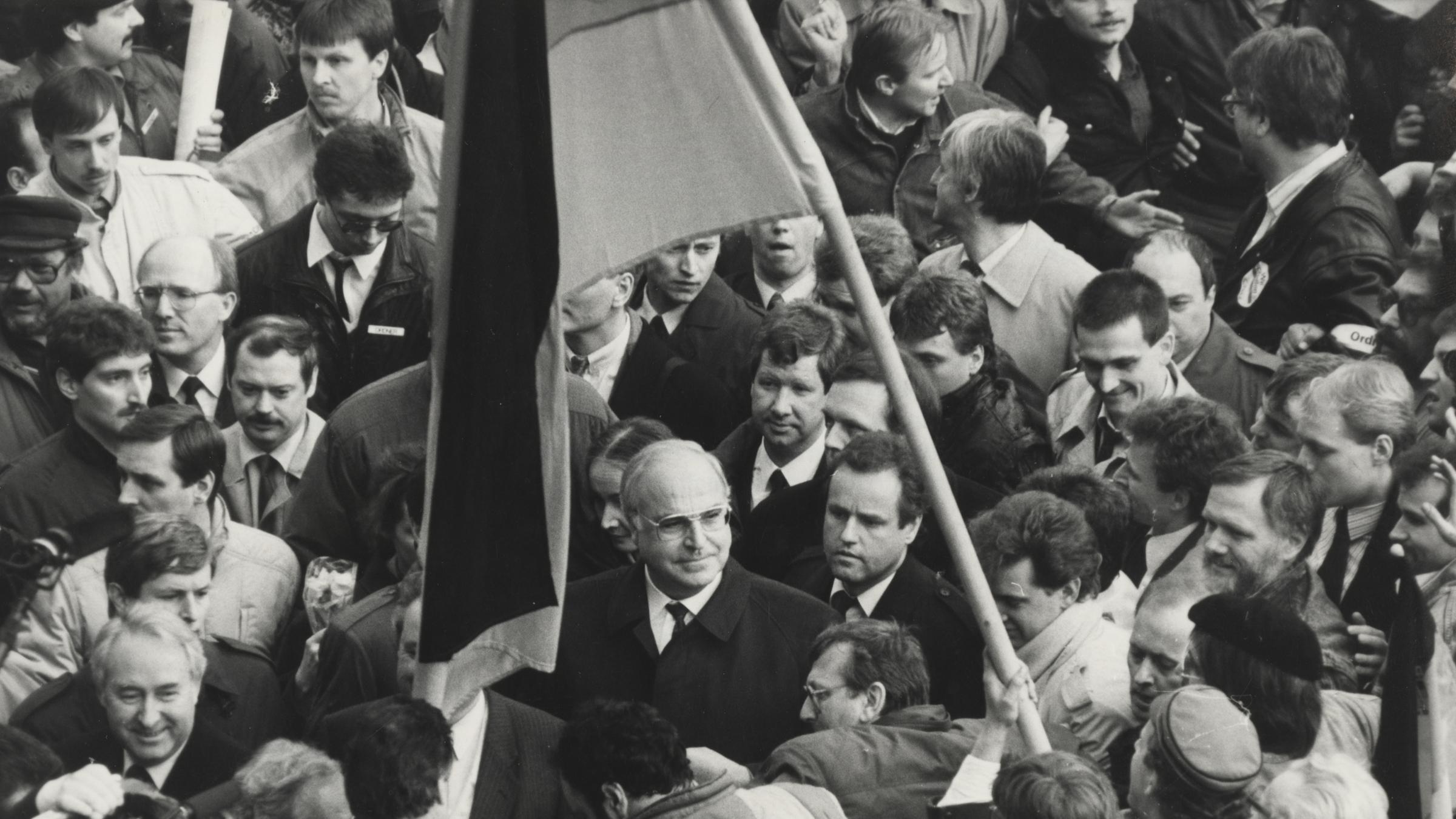 "Deutschland '90 - Countdown zur Einheit": Helmut Kohl inmitten einer Menschenmenge auf dem Leipziger Karl-Marx-Platz 1990.