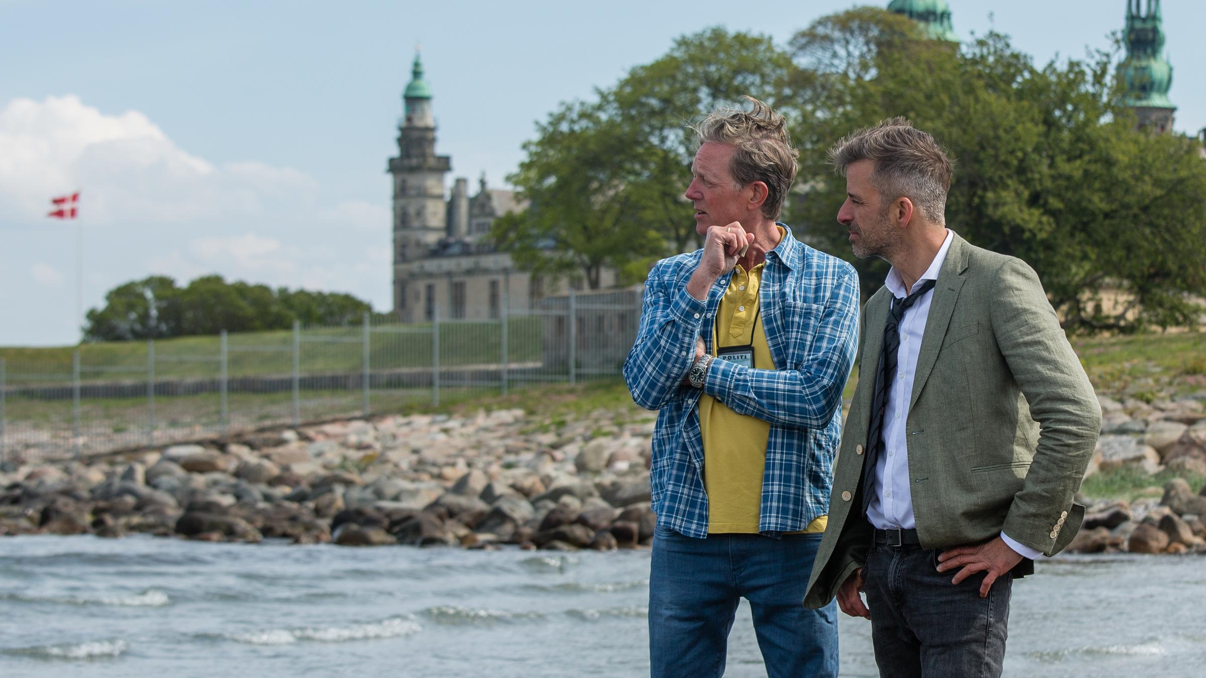 Dan Sommerdahl – Tödliche Idylle": "Dan Sommerdahl - Die Tote am Strand": Polizist Dan Sommerdahl (Peter Mygind) und sein Kollege Flemming Torp (André Babikian) stehen am Strand von Helsingør.