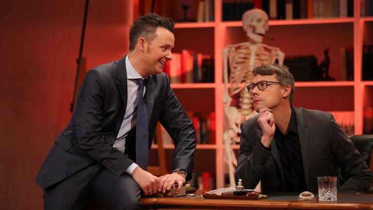 "Mann, Sieber!": Tobias Mann gesellt sich zu Christoph Sieber, der hinter einem Schreibtisch sitzt.