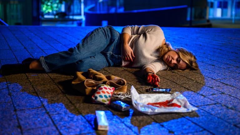 "Bettys Diagnose - Auf Messers Schneide": Betty (Annina Hellenthal) liegt schwer verletzt auf der Straße in Aachen.