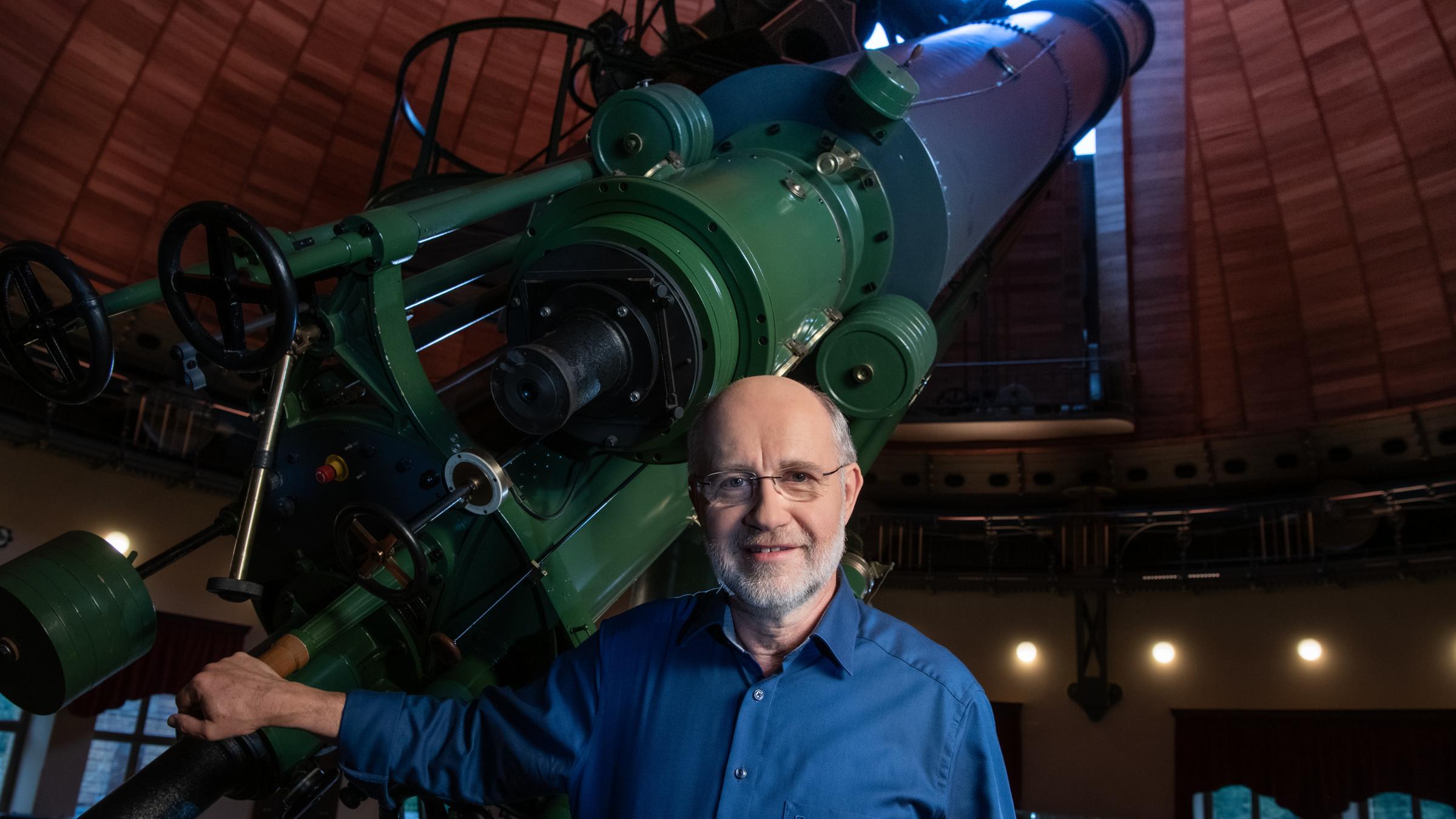 "Terra X: Faszination Universum - Die Reise zum Rand der Welt": Harald Lesch steht im Großen Refraktor in Potsdam und lächelt in die Kamera.