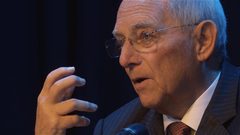 "ZDFzeit: Mensch Schäuble! Staatsmann, Streiter, Steuermann": Bundestagspräsident Schäuble in Nahaufnahme. Er hält eine Rede.