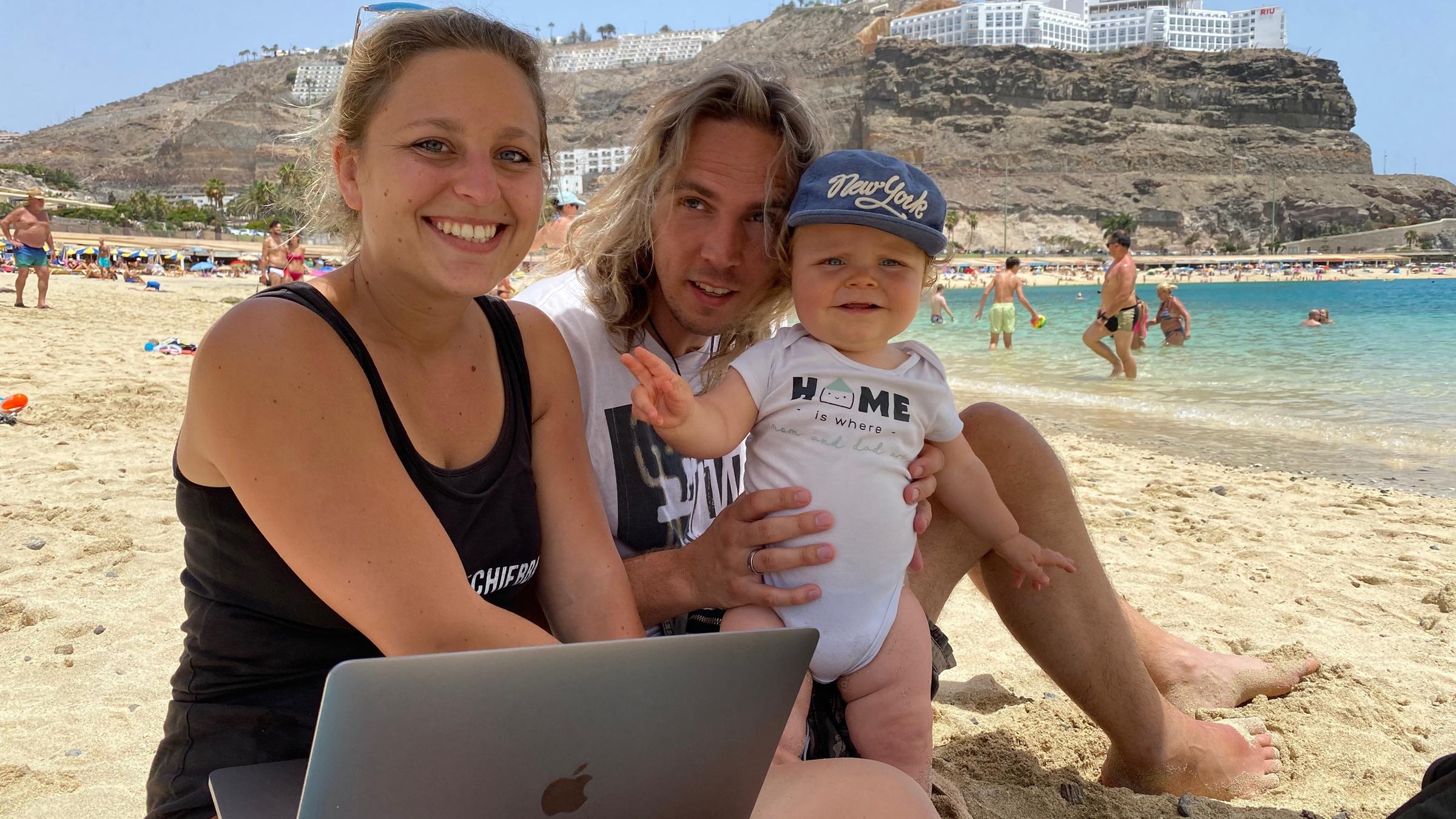 "37°: Homeoffice am Strand - Mit dem Notebook auf Weltreise": Jenny und Christian Juraschek  am Strand  auf Gran Canaria.