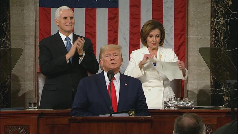 "Trumps schmutziger Deal - Der Präsident und die Ukraine-Affäre": Donald Trump steht an einem Rednerpult. Links dahinter steht Vizepräsident Mike Pence, der klatscht. Rechts neben ihm steht Nancy Pelosi, die ein Blatt zerreißt. Im Hintergrund hängt die amerikanische Flagge.