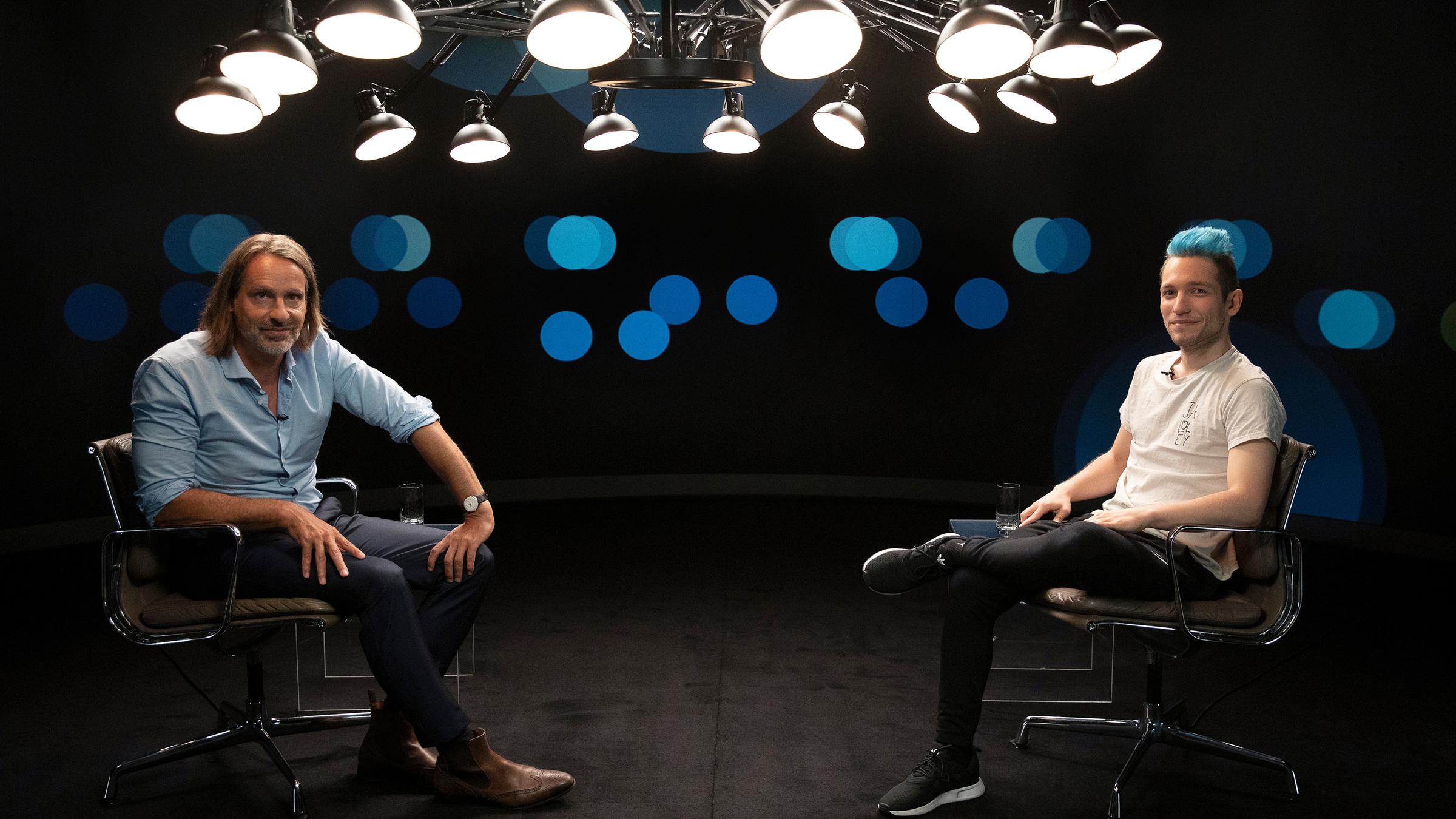 "Precht - Schöne neue Medienwelt - Wer hat die Meinungsmacht?": Gastgeber Richard David Precht links im Bild schaut freundlich in die Kamera. Ihm gegenüber Youtube-Star Rezo, der ebenfalls in die Kamera schaut.