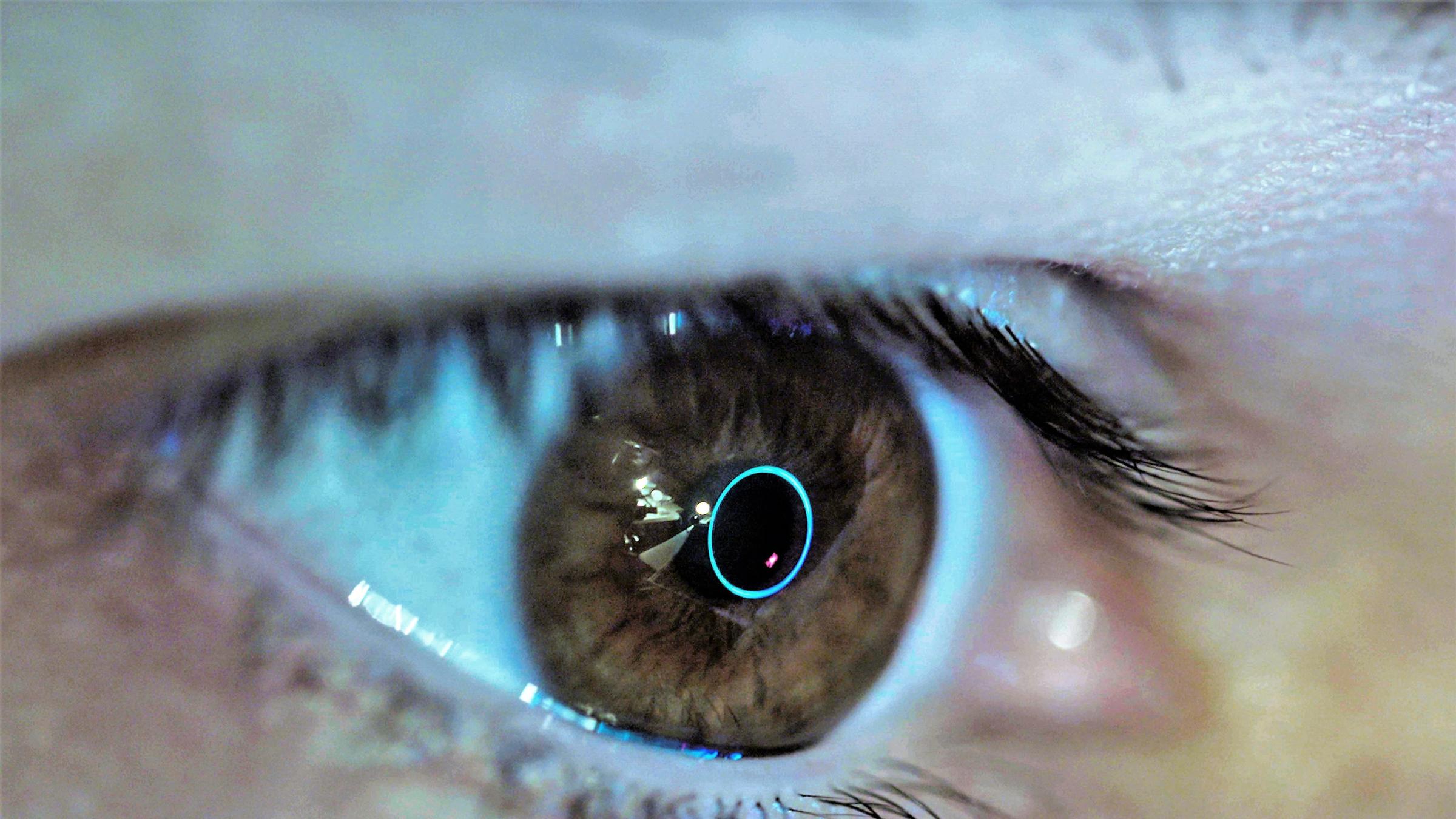 "ZDFzoom: Datenkrake Amazon": Großaufnahme eines menschlichen braunen Auges mit hellblau umkreister Linse.