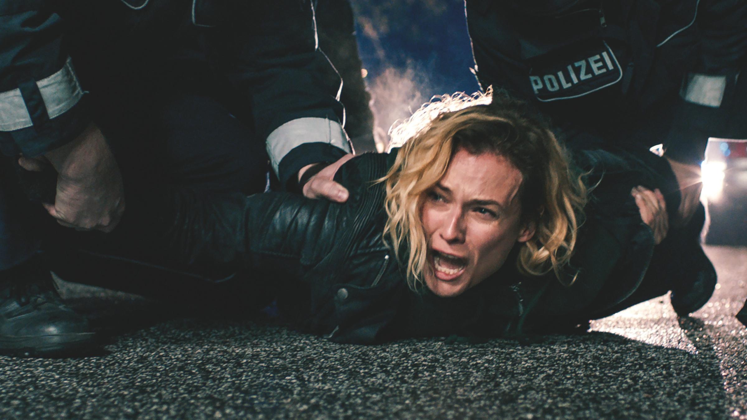 "Aus dem Nichts": Katja (Diane Kruger) wird von Polizisten auf den Boden gedrückt und schreit.