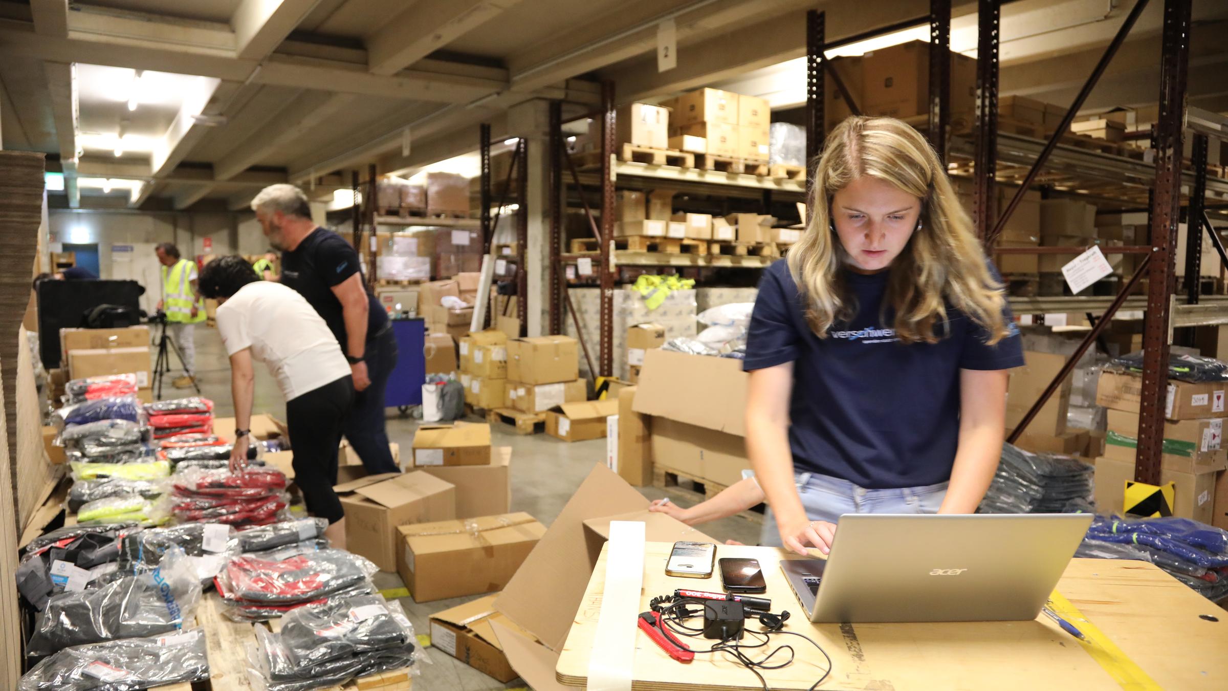 "plan b: Waren bewahren - Wege aus dem Wegwerfwahnsinn": Menschen arbeiten in einem Warenlager.