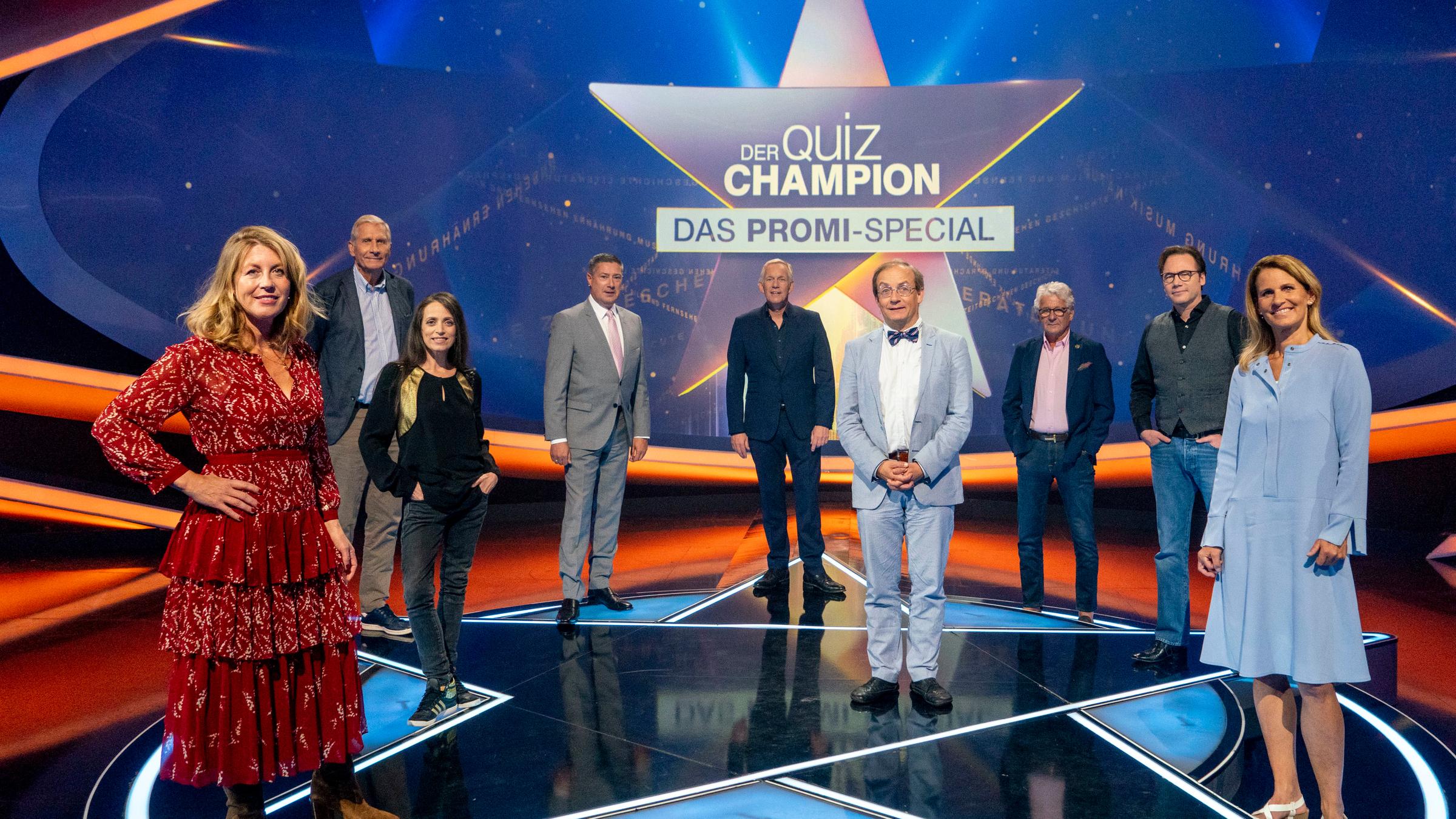 "Der Quiz-Champion - Das Promi-Special": Anne Gesthuysen, Ulrich Wickert, Anna Thalbach, Joachim Llambi, Johannes B. Kerner, Wigald Boning, Marcel Reif, Michael "Bully" Herbig und Katrin Müller-Hohenstein stehen im Studio und lächeln in die Kamera.