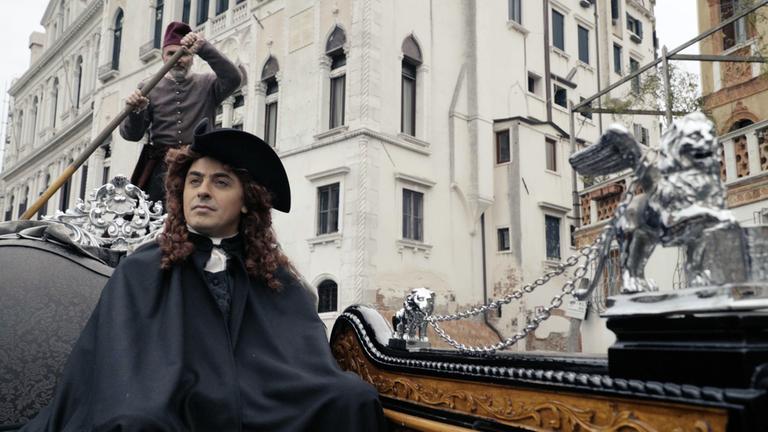 "Terra X: Antonio Vivaldi - Meister der Vier Jahreszeiten": Spielszene: Antonio Vivaldi (Sokol Prekalori) sitzt in einer Gondel und lässt sich durch Venedig fahren.