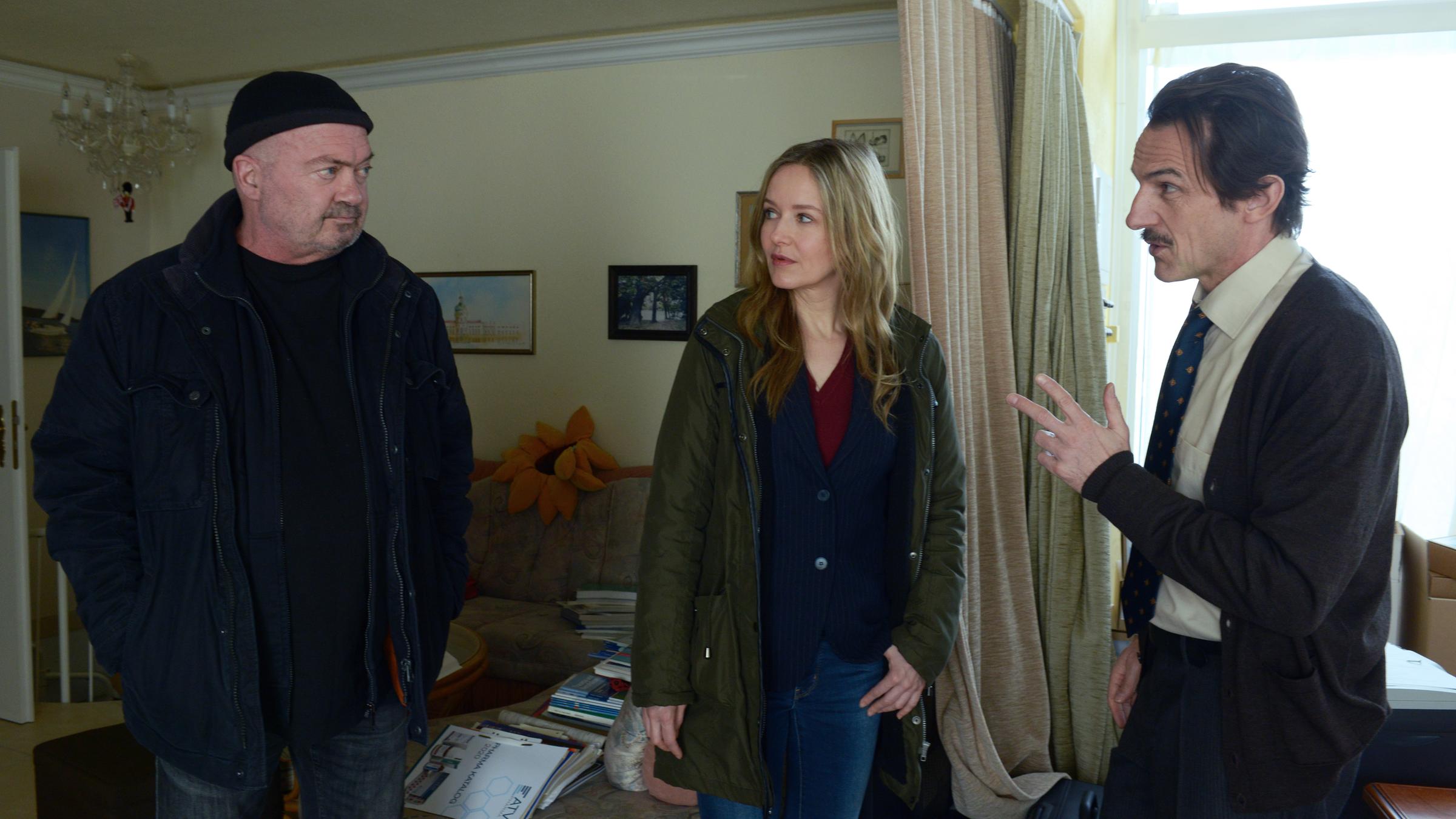 "Ein starkes Team - Gute Besserung": Otto Garber (Florian Martens) blickt Heiner Waschinski (Hans-Werner Meyer) in die Augen, der mit seiner linken Hand drei Finger hochhält und seine Stirn runzelt. Zwischen den beiden steht Linett Wachow (Stefanie Stappenbeck), die Otto von der Seite anschaut.